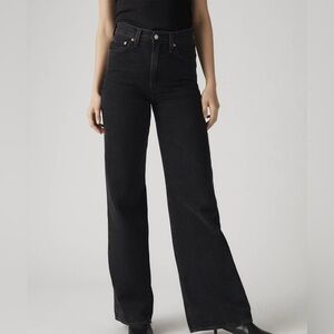Levi’s Super High-Rise Wide Leg Black Jeans
28 x 30l